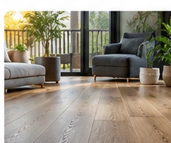Intérieur lumineux avec parquet bois clair